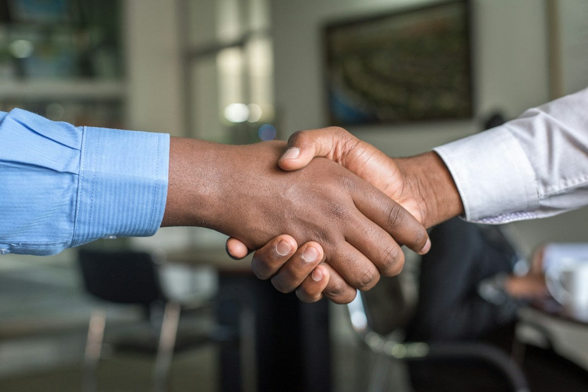 CoClean executive shaking hands with new franchise partner
